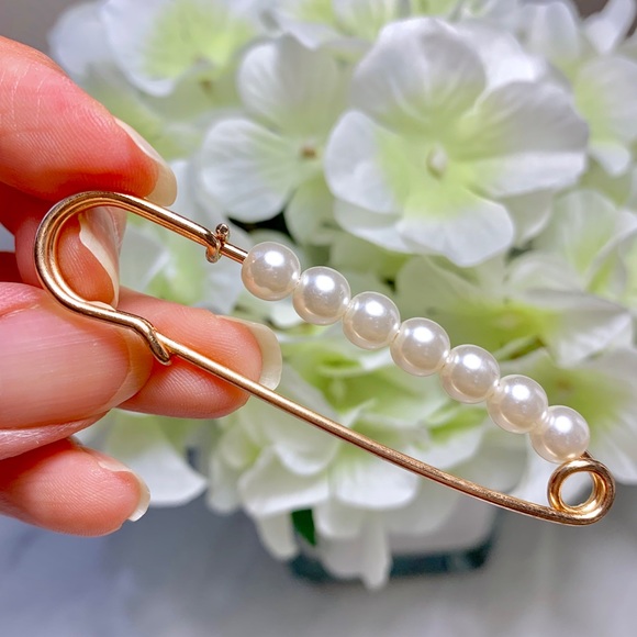 Pearl Safety Pin Brooch - Picture 2 of 4